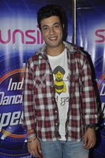 Varun Sharma with Fukrey stars on the sets of India_s dancing superstars in Filmcity, Mumbai on 29th May 2013 (16).JPG